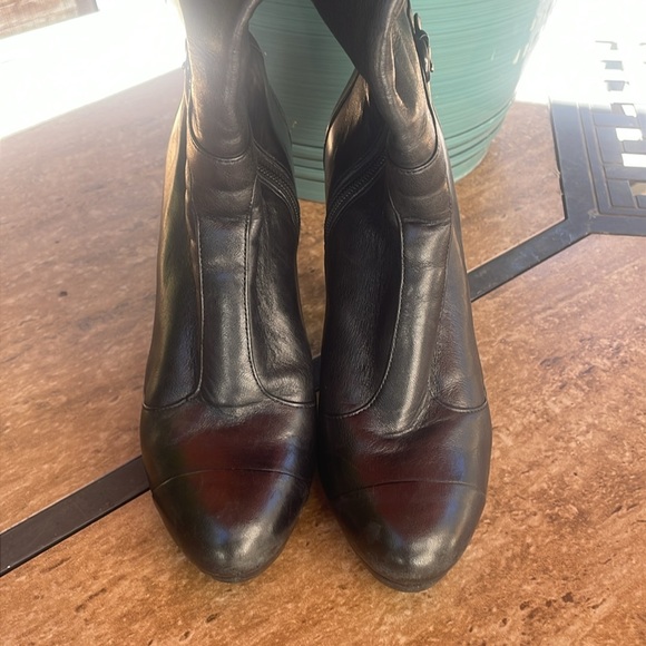 Elegant  Black Leather Knee-High Boots with 4.5 inch heel - Picture 1 of 5